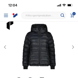 Peak performance jacka  - Säljer min peak performance jacka i storlek S. Den är i fint skick och är nytvättad! Ordspris cirka 2000. Den är kortare modell så den slutar precis ovanför rumpan.