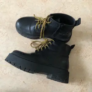 Svarta boots med platå från märket Bianco. Storlek 39. Säljer dessa för 50 kr + frakt (köparen står för frakten) 💕