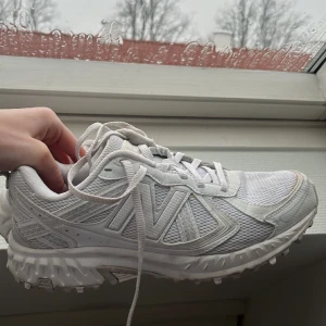 New balance vita  - Säljer mina vita new balance som är sparsamt använda. Strl 39.