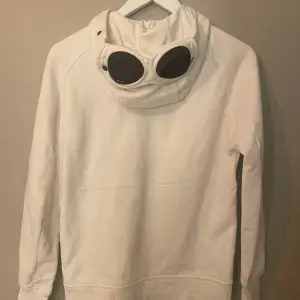 Säljer denna Cp company zip hoodie i fint skick har köpt på plick så har inte kvitto men qr koden funkar att scanna har tag ja kan skicka med