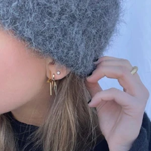 stjärn örhängen - Silvriga stjärnörhängen, äkta silver. Fint skick och jättesöta.