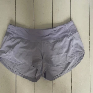 Lululemon shorts - Köpta på plick men för små för mig så aldrig använda. Köparen står för frakt ❤️