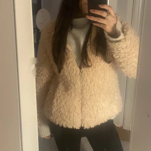 Teddy jacka  - Supermysig teddyjacka i en ljusrosa färg och med dragkedja💓Använd få gånger