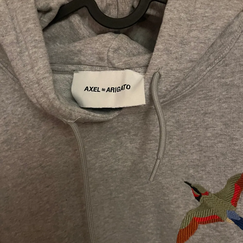 Nyskick, enbart använd någon enstaka gång. Tyvärr för stor i storlek för mig. Stlk XS enligt etikett (killstorlek), snarare M för att en tjej. Kan mäta vid intresse.. Hupparit & Collegepaidat.