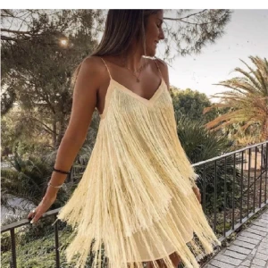 Klänning från Zara - Säljer en gul fransklänning som är från Zara. Lånade bilder💕