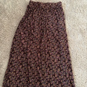 Blommig kjol - Inte mycket använd stl xs  100kr plus frakt 