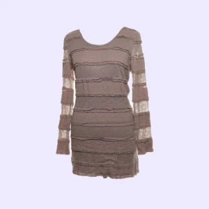 långärmad topp i spets  - jättefin brun spetstopp köpt på sellpy. säljer då den inte kommer till användning🎀🦢🤎🍒