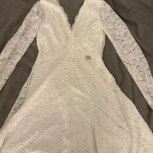 Klänning - Köpt på bubbelroom, endas använd en gång på skolavslutning Köparen står för frakt