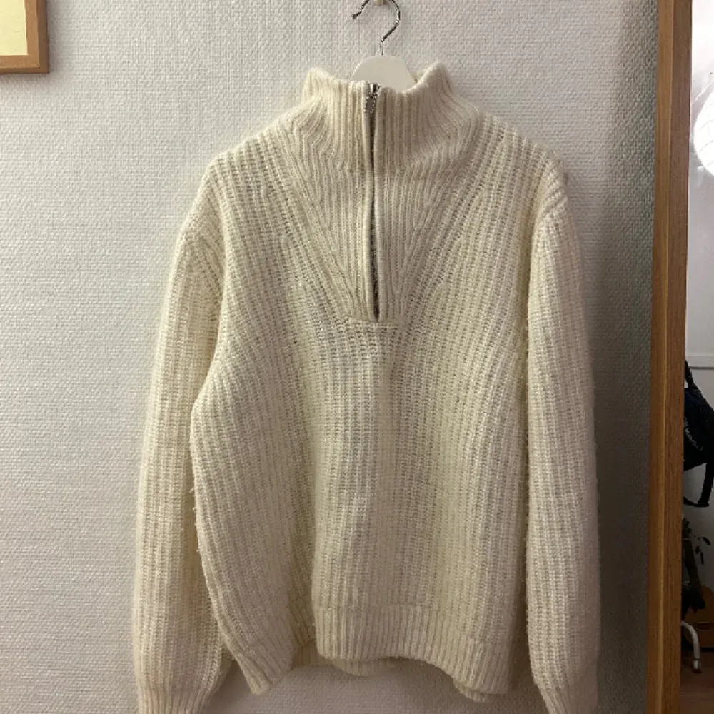 En övermysig ziper pullover tröja från Zara! Storlek XL men passar som storlek M, använd men är i mycket gott och helt skick! 🐑🌨️ Säljer pga att jag inte använder den längre. Gör denna till DIN nya favorit i garderoben! 🤗🪷. Tröjor & Koftor.
