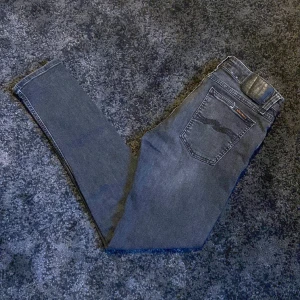 Nudie jeans - Svarta Nudie jeans i storlek 30/32 och är slim fit. Jeansen är i otroligt bra skick, 9,5/10. Nypris är cirka 1600kr men vårat pris är 499kr. Hör av er om ni har några frågor!