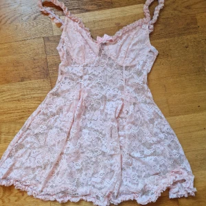Rosa spets klänning - S/M