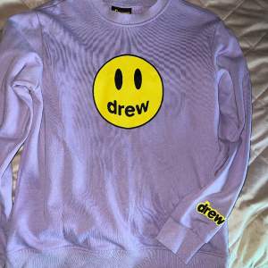 Lila Sweatshirt från Justin Bieber märke Drew house. Storlek M, passar både för tjejer och killar. Något oversized men inte jätte. Superfint skick, om du har mer frågor så är det bara att skicka :)💜 pris kan diskuteras 