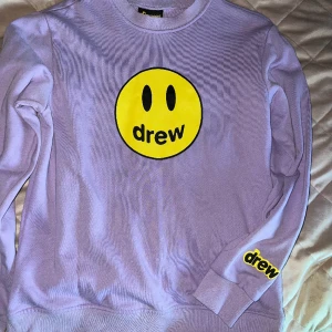 Drew house sweatshirt - Lila Sweatshirt från Justin Bieber märke Drew house. Storlek M, passar både för tjejer och killar. Något oversized men inte jätte. Superfint skick, om du har mer frågor så är det bara att skicka :)💜 pris kan diskuteras 