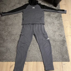 North face Track suit - Säljer nu min north face Track suit pågrund utav att den är för liten,väldigt bra sick, pris kan självklart diskuteras