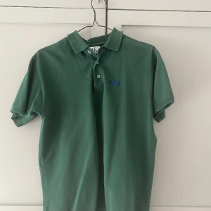 Calvin klein pike - Calvin klein pike i oliv grön i size M kan funka för L också bra skick