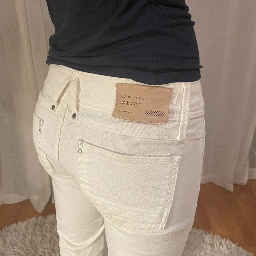 Lågmidjade vita jeans från GStar med snygga detaljer, bra passform och mycket bra skick. Jeans & Byxor.