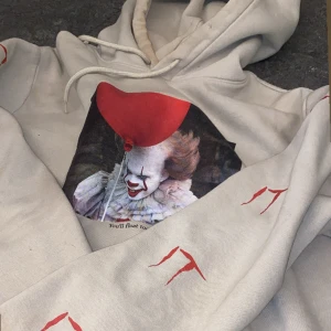 IT hoodie - Overzied hoodie storlek XL men mera som en M/ liten L  Har en fläck i luvan så priset går att diskutera annars i fint skick och jätte skön att bara ha hemma om de är kallt 💕 värmer k jo ette bra ord pris ca 370kr