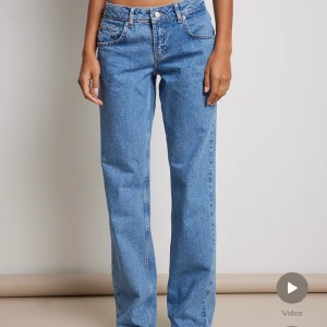 Low waist blå jeans  - Slutsålda blåa low waist jeans från NAKD i stl 38, använda ett fåtal gånger. Nypris 499:-