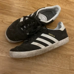 Adidas gazelle  - Slitna adidas gazelle i grå! Inga hål eller så bara synligt använda 🤗
