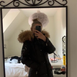 Rockandblue jacka  - Hej säljer min fina jacka då den inte kommer till användning eftersom jag köpt en ny. Jackan e i fint skick men dragkedjan är i sönder så man får stänga den med knapparna. Kan gå o laga om man vill.  Säljer jackan för 2100 men kan gå ner i pris. 💗