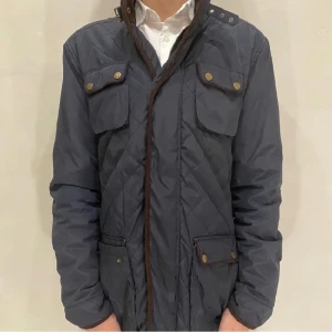 Safari Jacka Pour  - Hej! Säljer nu min jacka från Pour i storlek M, fint skick. Tveka inte på att höra av dig om du har frågor eller funderingar kring varan!