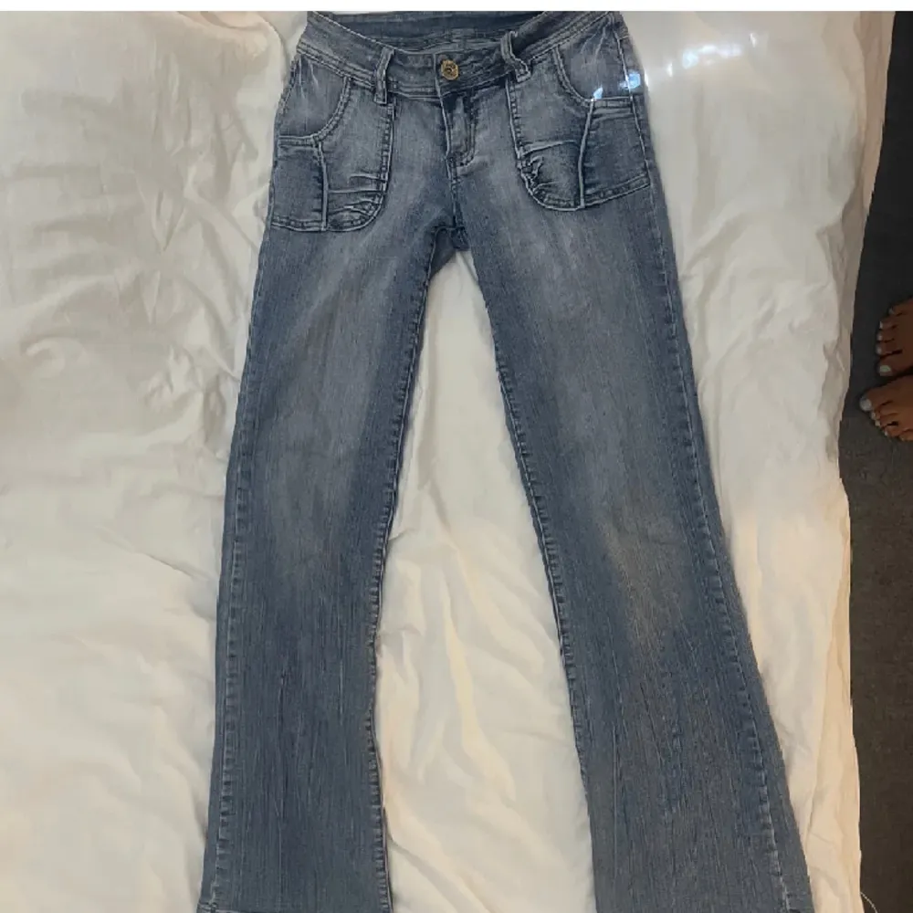 Supersnygga lowwaist bootcut jeans med otroliga detaljer.. Jeans & Byxor.