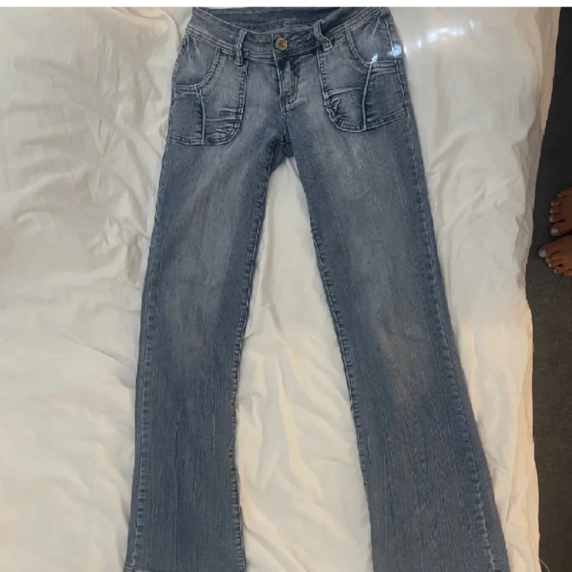 Lowwaist jeans med assnygga fickor  - 91