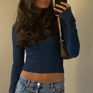 Blå adsgn topp - Blå adsgn topp i storlek S