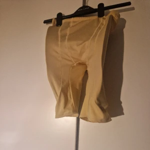 Shapewear shorta - Ett par shorts som får en att sr kurvig och slim ut. Det är en dupe på skims shapewear shorts.