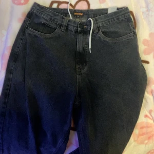 Santa cruz baggy jeans - Feta santa cruz jeans, oanvänt skick. Storlek 34. Ord pris 850