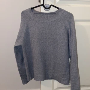 stickad tröja - säljer denna stickade tröja från veromoda då den tyvärr inte kommer till användning längre, den är i väldigt bra skick.