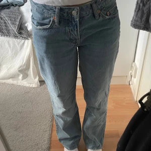 Lågmidjade raka jeans - Ljusblå, fint skick. Avklippta och passar mig som är 1,60