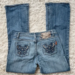 Lågmidjade Bootcut jeans  - Lågmidjade Bootcut jeans med skitsnygga fickor från love jeans usa. Kan ej fixa bilder med de på pga att de är alldeles för stora för mig med XS. Innerbenslängd:77 midjemåttet:38 (x2) vill du köpa trycker du på köp nu, jag postar inom 24h.