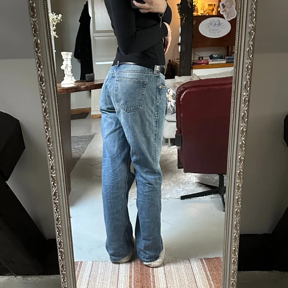 lågmidjade jeans i modell ”Arrow” från Weekday, knappt använda pga för stora<3. Jeans & Byxor.