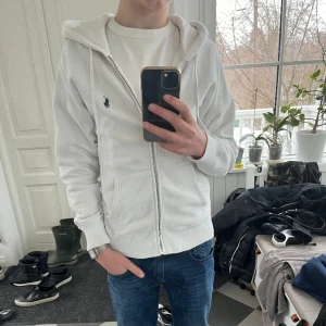 Ralph lauren zip hoodie  - Säljer nu denna ritkigt snygga zip hoodien från Ralph luren💫 fint skick utom ett litet hål m lagning på insidan🌟 storlek xs   Modellen är 171