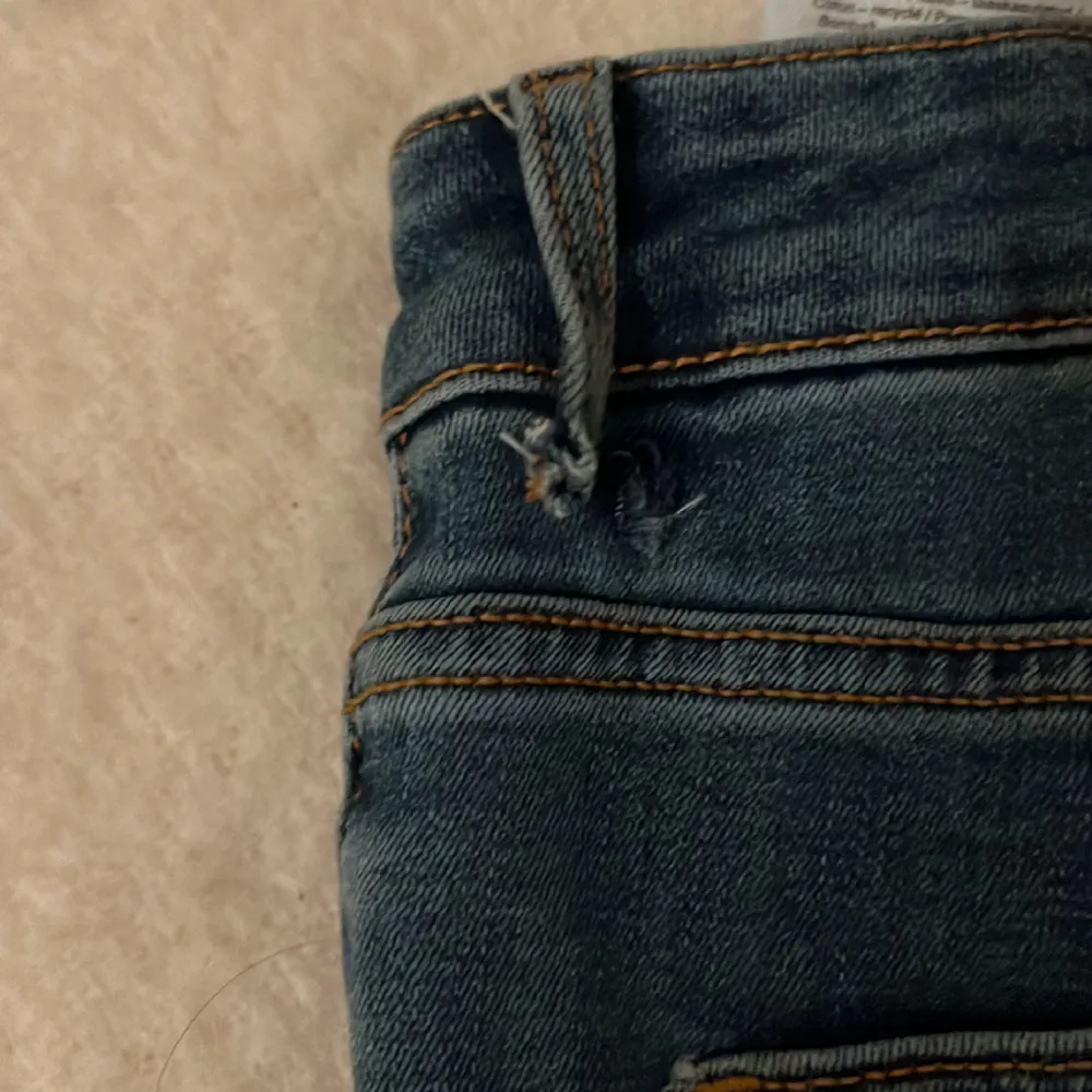As snygga Low waist Bootcut jeans från vero Moda. Bara använda et par gånger. Köpt för 599 från zalando i storlek S/32. Säljer då de är lite för stora på mig som brukar ha xs.. Jeans & Byxor.