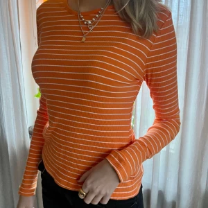 Roligare vardagsplagg. Supersnygg till jeans för att göra en outfit mer spännande!🧡 - Orange ribbad tröja med vita ränder. Långa armar och snygg passform