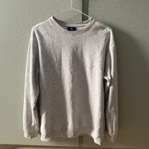 Grå sweatshirt  - Sweatshirt från HM som inte kommer till användning längre, den är använd men i bra skick💓