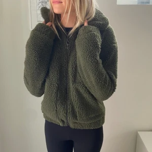 Fleecejacka/ pälsjacka  - Säljer denna fina och sköna jacka som inte kommer till användning💕 står ingen storlek men skulle säga xs/s. Köparen står för frakten. 💕💕 skriv för frågor/fler bilder 