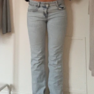 Pull and bear jeans  - Ett par ljusblåa snygga jeans från Pull and bear som tyvärr börjar bli lite för små för mig.  Jag är 173cm och de passar perfekt i längden💘😇😇❤️‍🔥 Innerbenslängden : 83cm  Midjemåttet rakt över : 37cm Lårvidd : 25 cm 