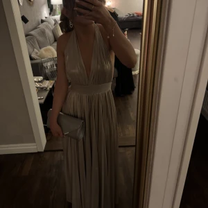 Balklänning  - Säljer min fina balklänning! I fint skick men några småfläckar på innersidan längst ner men de syns inte och ser felfritt ut✨