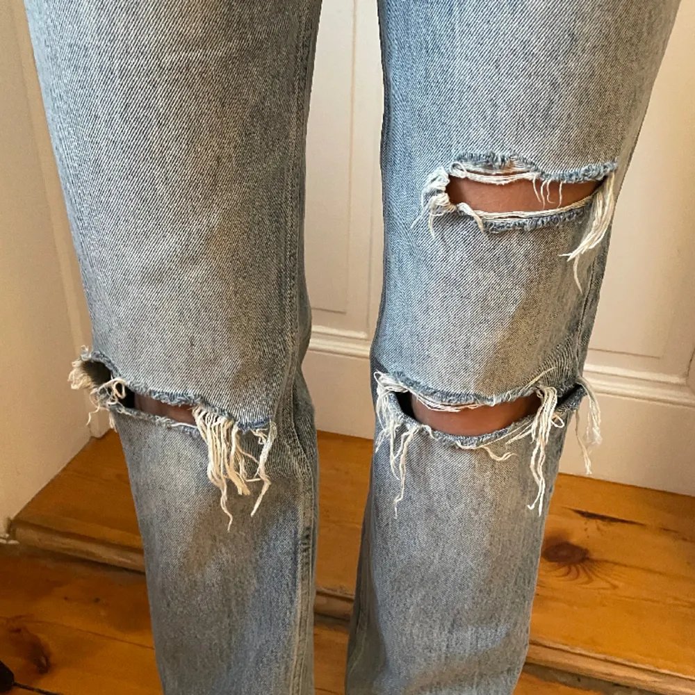 Straight jeans från Zara med midwaist / medelhög midja. Nypris 350kr. Storlek 34. Väldigt bra skick! Möts i Stockholm annars står köparen för frakt!🩵💙. Jeans & Byxor.
