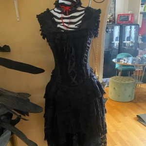 goth korsettklänning - en goth korsett klänning i strlk L-XL (går att justera där bak så skulle passat XXL också. har bara använt den ett par gånger. nypris 2000kr. är osäker på om den går att posta säkert så möts helst upp.