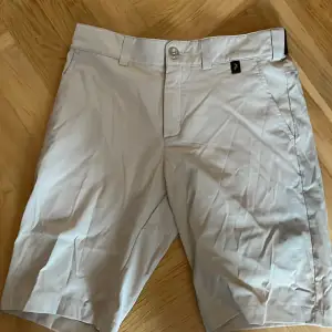 Säljer nu mina Peak golf shorts, Ny pris 900kr men säljer för 300kr (pris kan diskuteras), Skick 8/10, Storlek M men passar även för S