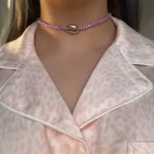Ett jätte fint rosa lila snäck halsband som jag har gjort själv!!
