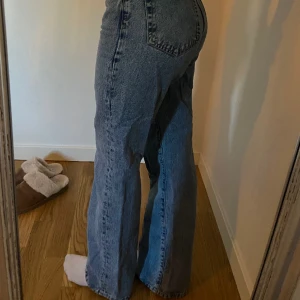 Vida Jeans - Blå jeans från BikBok. De finns inte längre på hemsidan men de heter Regular Wide och är i storlek W24 L28, jag är 160 och de når ner till marken på mig. Jag säljer de pga att de är för stora i midjan. Köpta för 599kr och säljer de för 100kr.