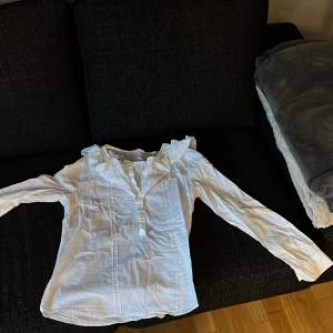 vit skjorta som inte storleken står i men skulle säga att den är s/m, snygg detalj vid halsen men lite genomskinlig! säljer för 100kr 
