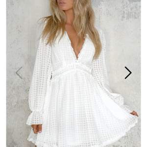 Säljer min alldeles nya Dennis Maglic klänning pga den inte kommer till användning 💕⭐️väldigt populär som studentklänning och oftast slutsåld🩷 säljer för 850kr ordinarie pris 900kr