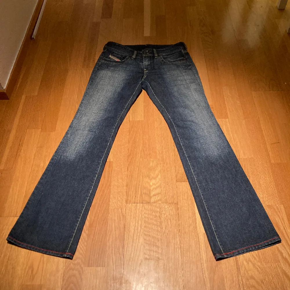 Feta bootcut jeans med lite fade o snygg wash från Diesel. Nästintill oanvända. Tror modellen borde funka både för man / kvinna. Sitter bra på mig som grabb iaf (trots att de är alldeles för långa). Bara att skriva för frågor mm. Jeans & Byxor.