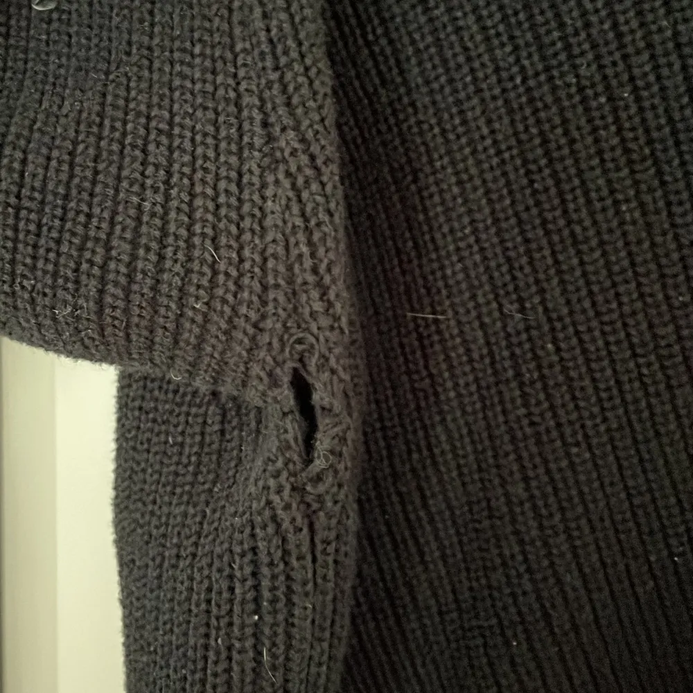 En svart stickad zip tröja från brothers köpt för 1000kr mitt pris 400. Skick 7/10 allt är felfritt förutom ett litet hål i armhålan men det syns ej under användning. Bara att skriva vid frågor. Tröjor & Koftor.